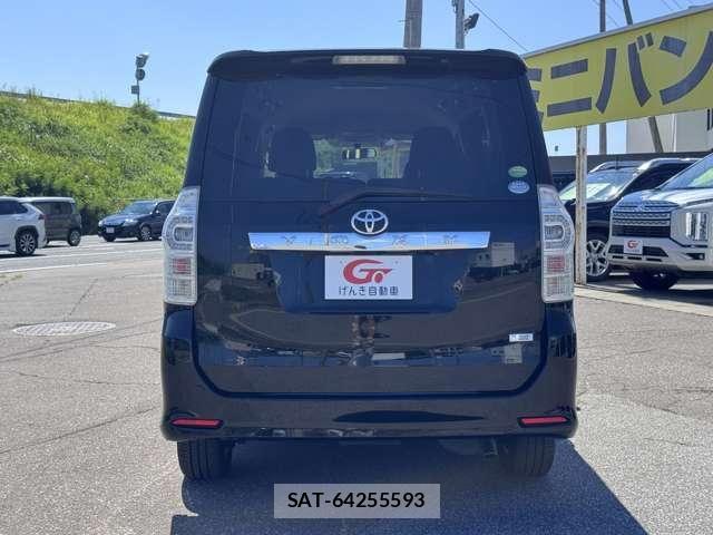 Toyota VOXY 2013-11 8486205-3