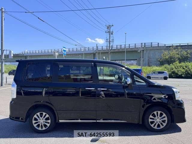 Toyota VOXY 2013-11 8486205-4