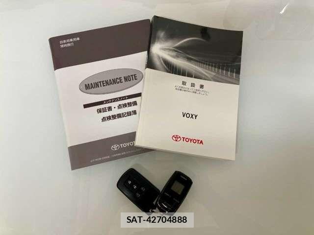 Toyota VOXY 2017-02 8527903-5