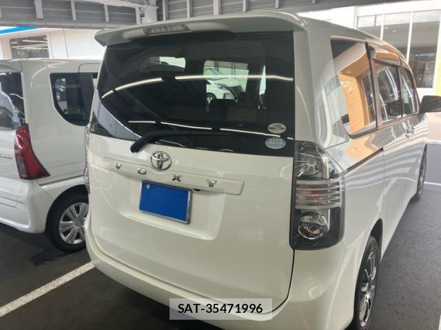 Toyota VOXY 2007-10 8527908-3