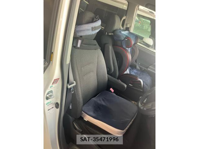 Toyota VOXY 2007-10 8527908-7
