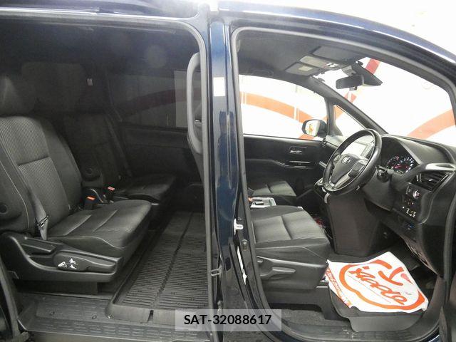 Toyota VOXY 2019-03 8563875-10