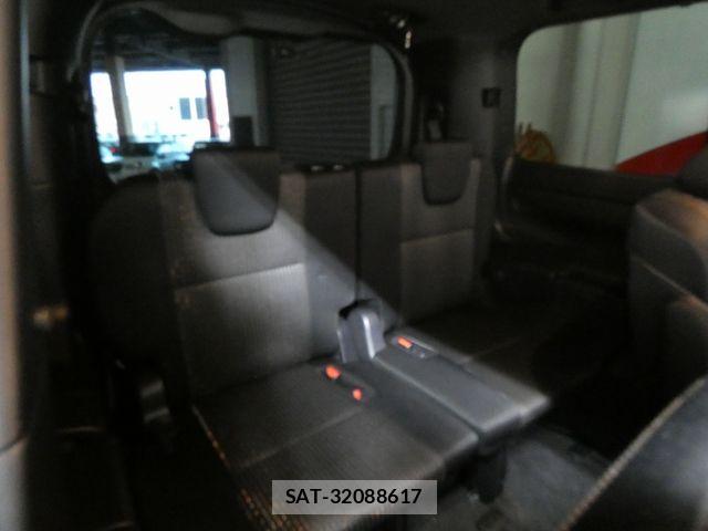 Toyota VOXY 2019-03 8563875-11