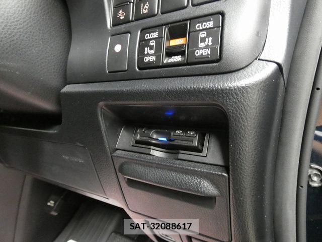 Toyota VOXY 2019-03 8563875-13