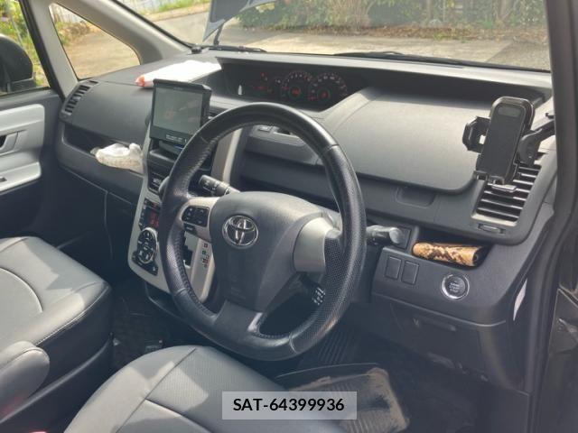 Toyota VOXY 2013-08 8563874-13