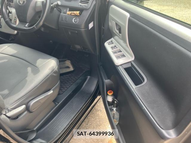 Toyota VOXY 2013-08 8563874-14