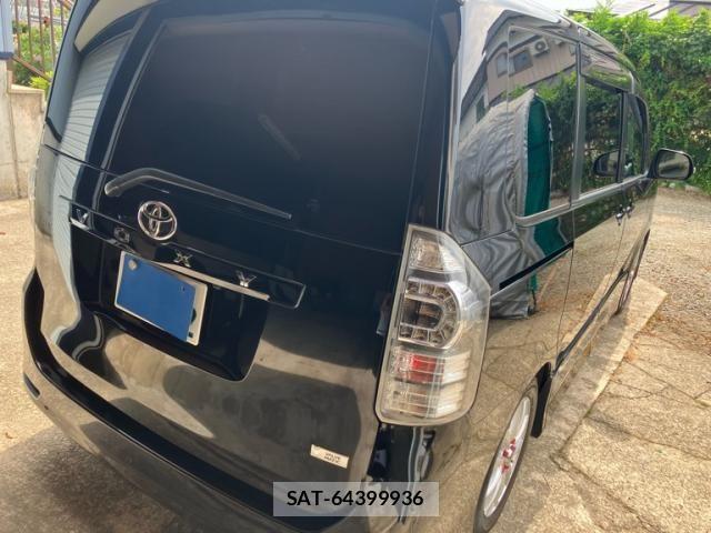 Toyota VOXY 2013-08 8563874-8