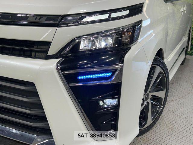 Toyota VOXY 2017-08 8563873-13