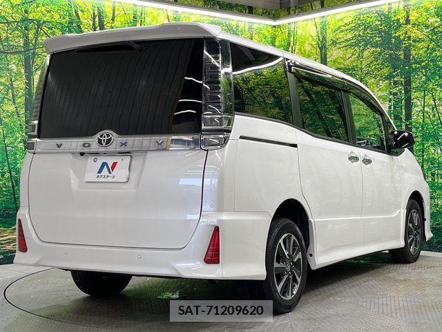 Toyota VOXY 2021-08 8629452-17
