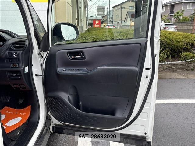 Toyota VOXY 2015-05 8662085-20