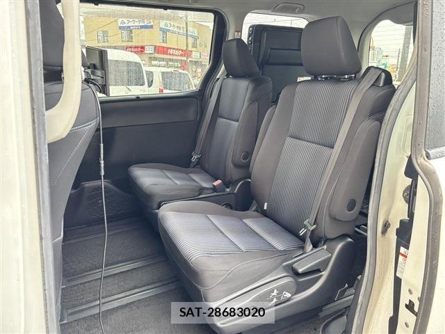 Toyota VOXY 2015-05 8662085-24