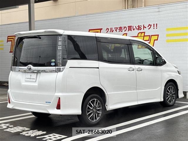 Toyota VOXY 2015-05 8662085-2