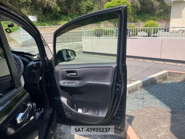 Toyota VOXY 2014-08 8662088-9