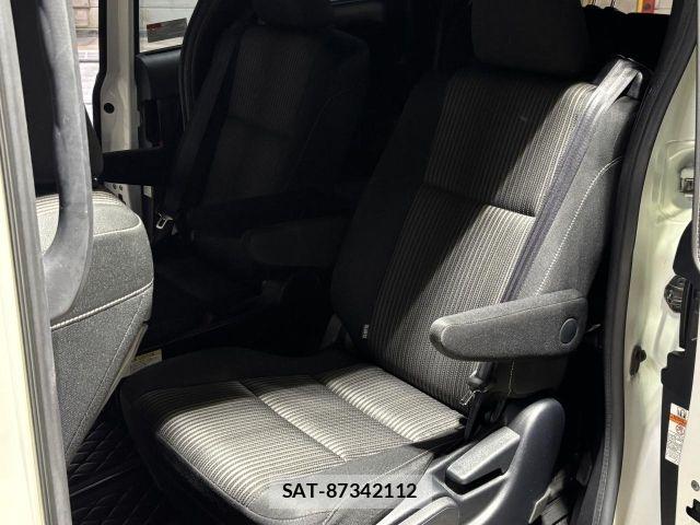 Toyota VOXY 2017-07 8686812-9