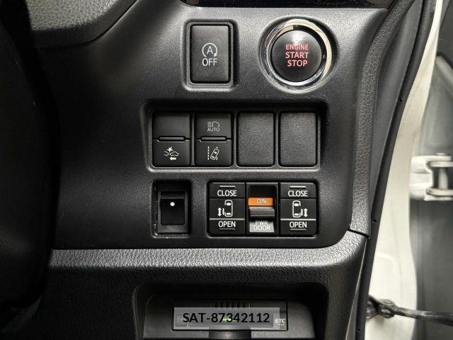 Toyota VOXY 2017-07 8686812-12