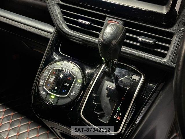 Toyota VOXY 2017-07 8686812-15