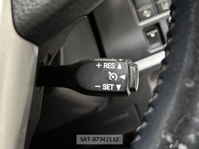 Toyota VOXY 2017-07 8686812-16