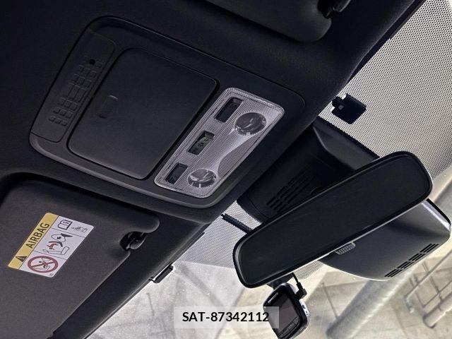 Toyota VOXY 2017-07 8686812-17