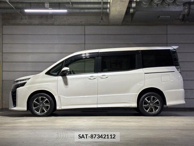 Toyota VOXY 2017-07 8686812-18