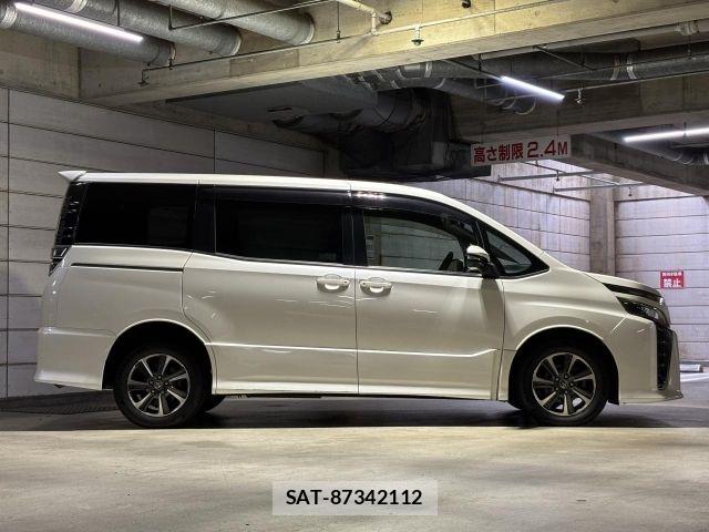 Toyota VOXY 2017-07 8686812-21