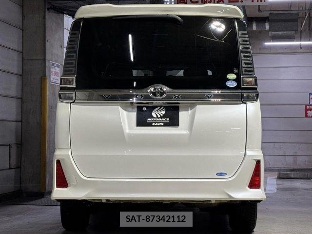 Toyota VOXY 2017-07 8686812-22