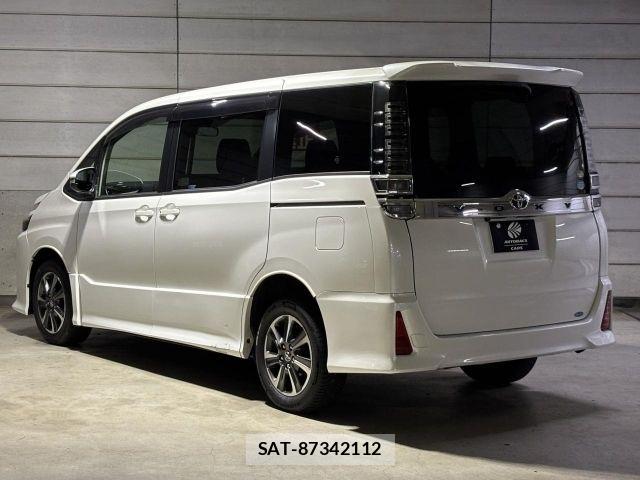 Toyota VOXY 2017-07 8686812-23