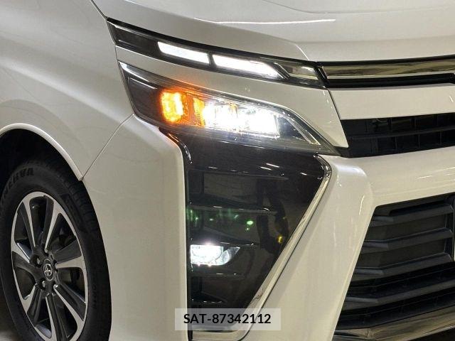 Toyota VOXY 2017-07 8686812-24