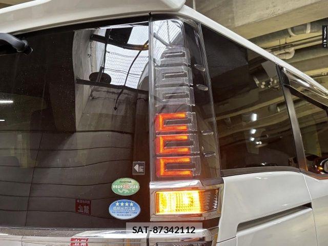 Toyota VOXY 2017-07 8686812-25
