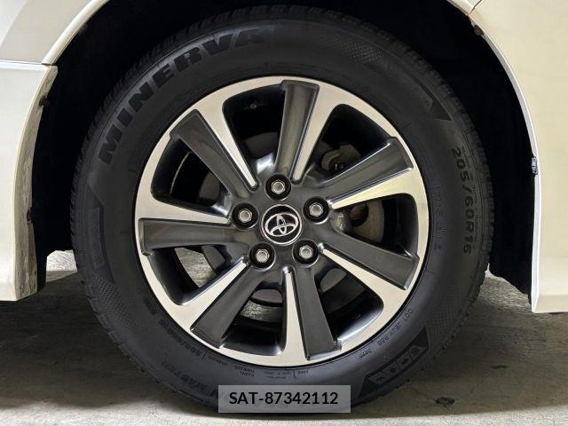 Toyota VOXY 2017-07 8686812-26