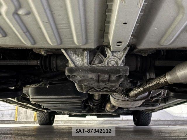 Toyota VOXY 2017-07 8686812-28