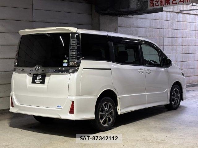 Toyota VOXY 2017-07 8686812-2