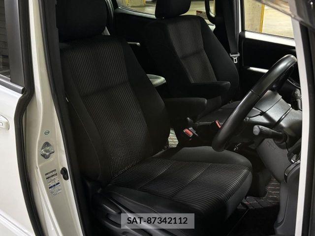 Toyota VOXY 2017-07 8686812-4