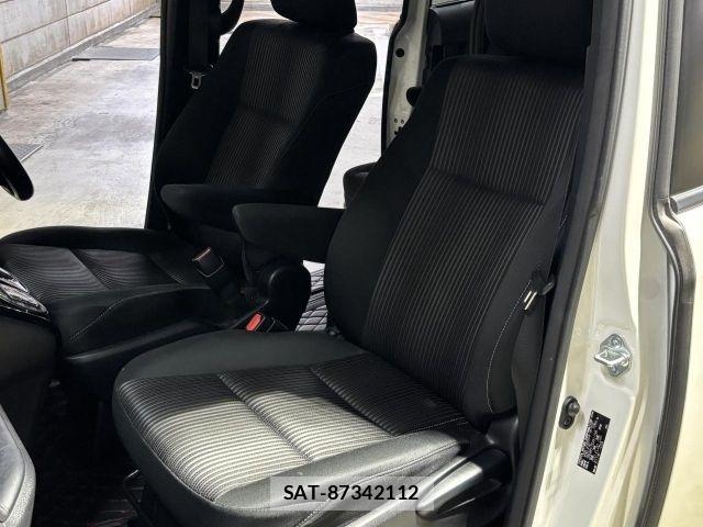 Toyota VOXY 2017-07 8686812-8