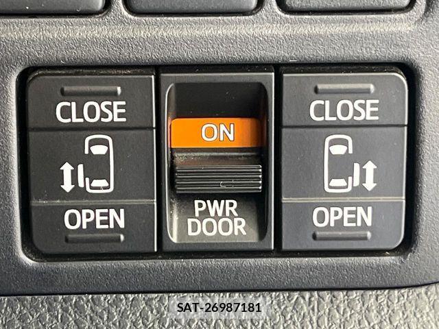 Toyota VOXY 2017-08 8782428-4
