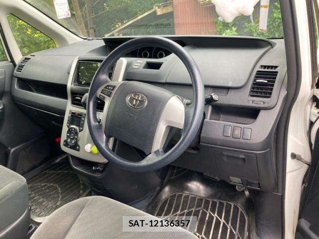 Toyota VOXY 2013-09 8782433-14