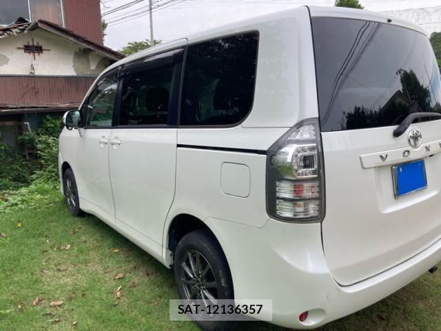 Toyota VOXY 2013-09 8782433-5