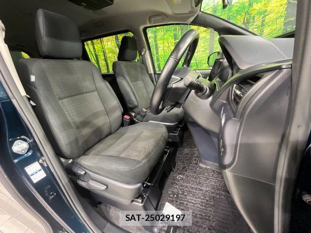 Toyota VOXY 2016-12 8832198-11