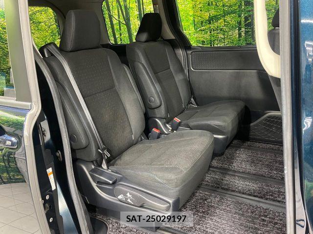 Toyota VOXY 2016-12 8832198-12