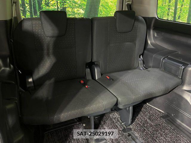 Toyota VOXY 2016-12 8832198-13