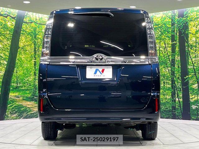 Toyota VOXY 2016-12 8832198-16