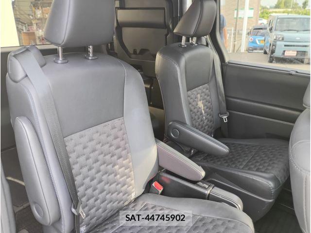 Toyota VOXY 2023-10 8832190-15