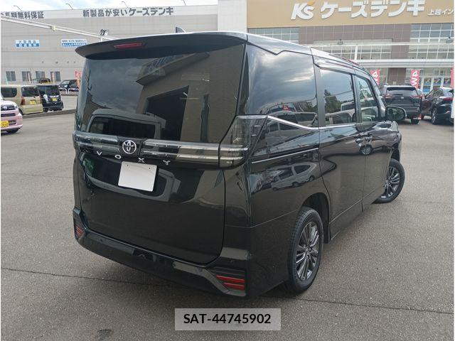 Toyota VOXY 2023-10 8832190-1