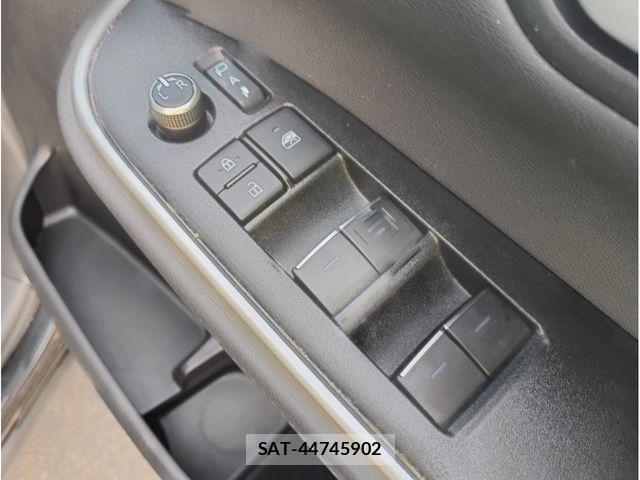 Toyota VOXY 2023-10 8832190-19