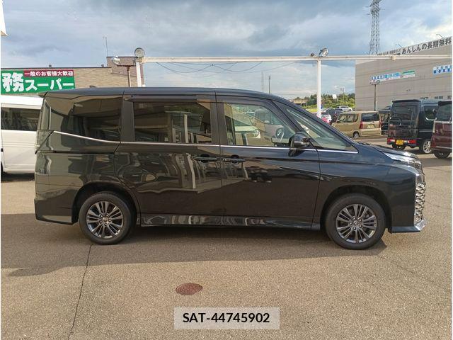 Toyota VOXY 2023-10 8832190-3