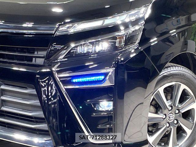 Toyota VOXY 2018-08 8850939-11