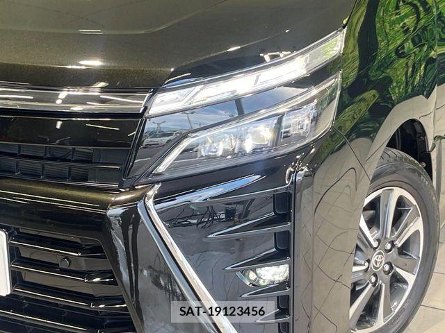 Toyota VOXY 2021-11 8872310-12