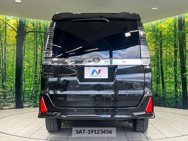 Toyota VOXY 2021-11 8872310-15