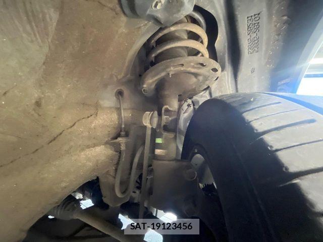 Toyota VOXY 2021-11 8872310-19