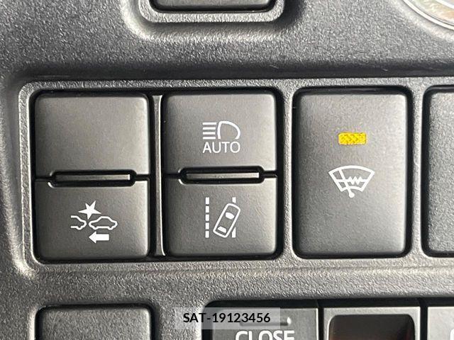 Toyota VOXY 2021-11 8872310-3
