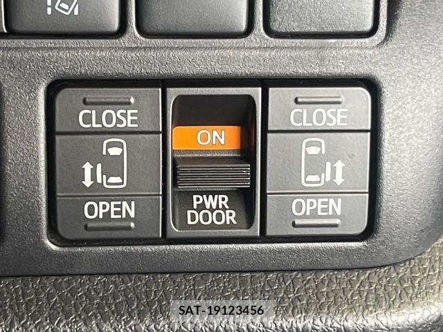 Toyota VOXY 2021-11 8872310-4